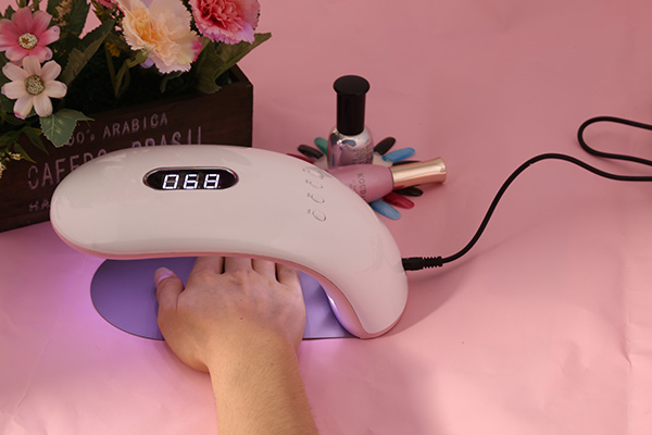 ¿Por qué duele iluminar las uñas?